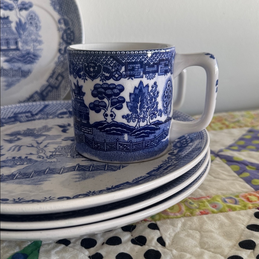 Vintage Blue and White Porcelain Dinnerware Blue Willow Pattern Set of 8 for 4 - Picture 2 of 5
